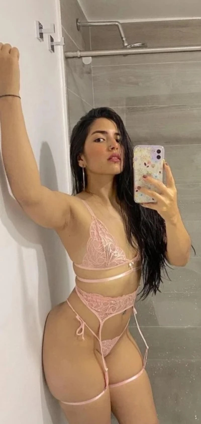 Brunetă-poze reale 100%