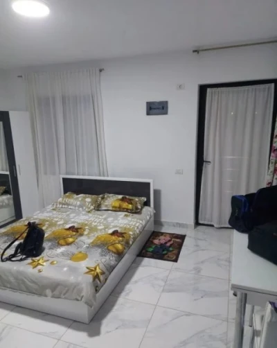 Bărbat tânăr caut doamne și domnișoare