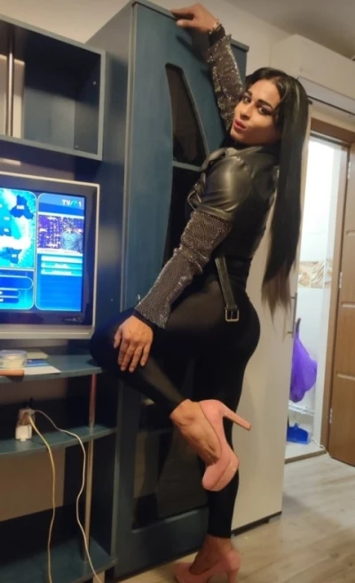 Buna sunt o transexuala reală la