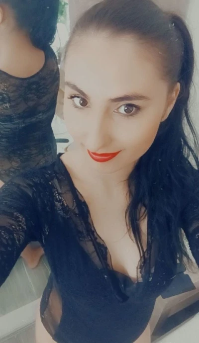 Bună sunt Nicolle am 24 de ani