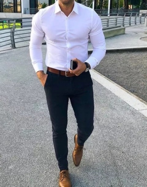 Bărbat, dotat, dominant, atent.