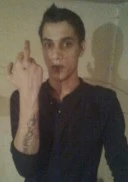 Sunt singur , foarte GENEROS,caut un baiat de 18-30 ani și 50-65 kg - imagine 1