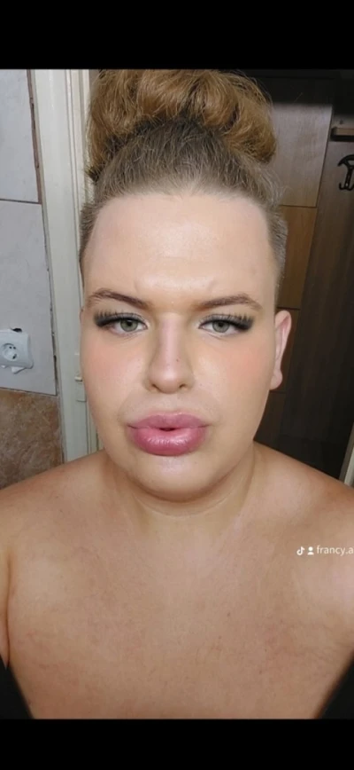 Transexuala Rebeca - noua in oras