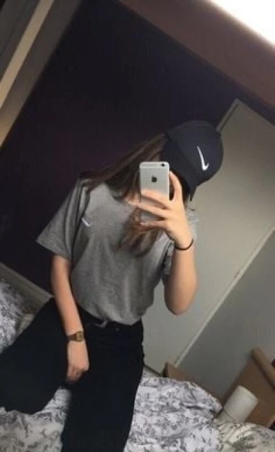 Sunt nouă în oraș! Te aștept în dormitorul meu