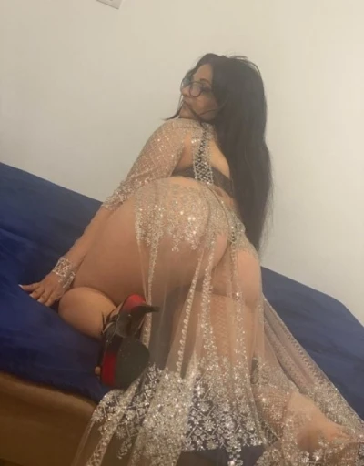 Bruneta sexy cu forme