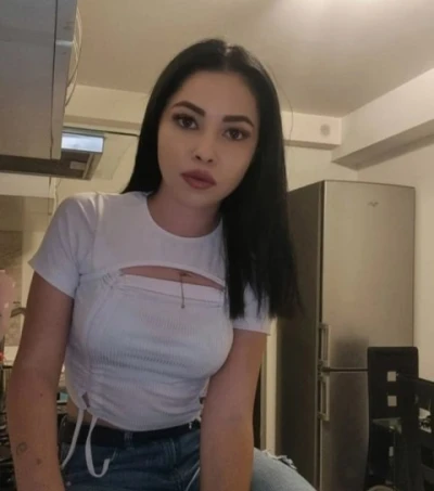 SUNT FATA DIN POZE! servicii de calitate