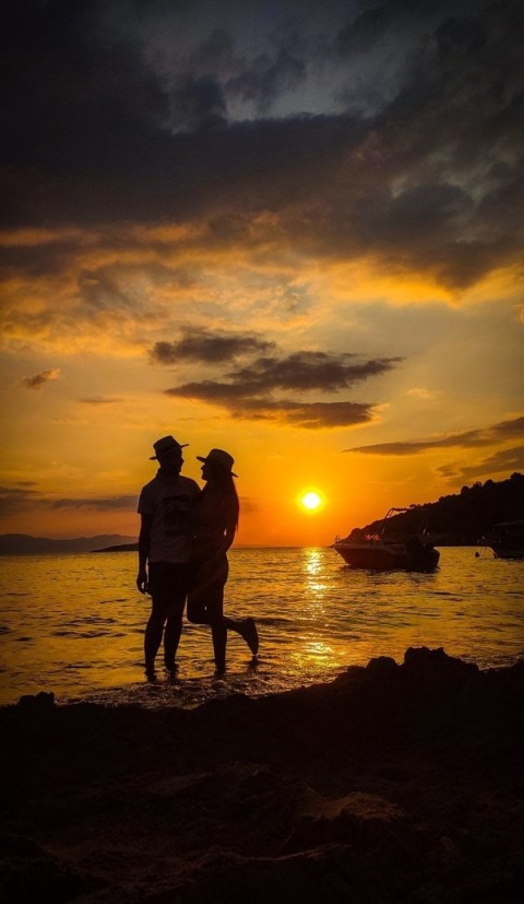 Cuplu cu ea tanara el in varsta interesati de alte prietenii doar cu barbati