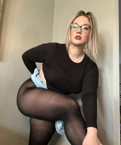 Blonda fierbinte!! Dominare detin jucarii!!!