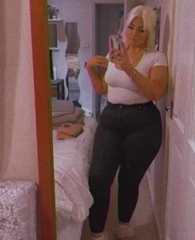 Blonda cu chef de aventurii