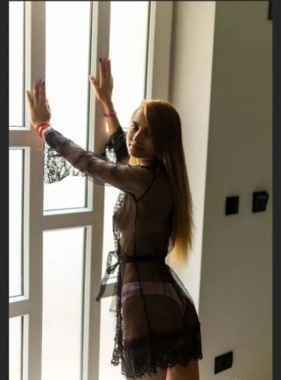 Alexandra blonda slim fac și deplasări