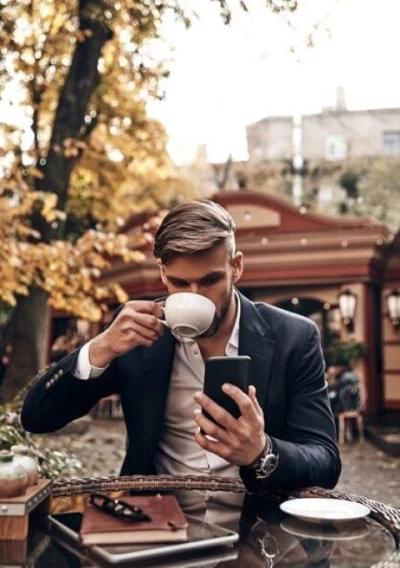 Domn generos, caut studenta sau doamna casatorita pentru relatie reciproc avantajoasa.