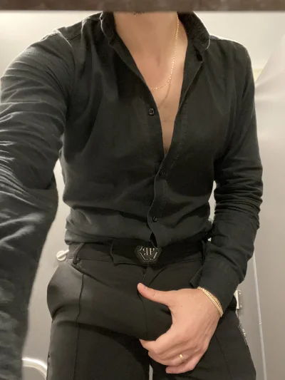 Barbat matur bine instruit si inzestrat curat ingrijit igienic musculos si tonifiat