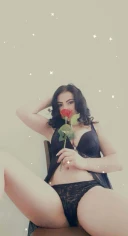 Distractie pe whatsapp, miniona bruneta - imagine 1