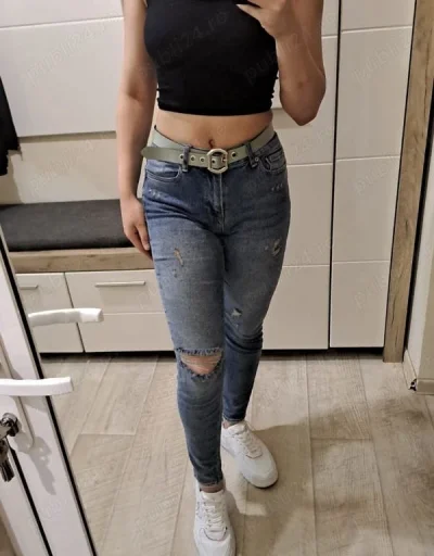 Buna sunt roxi si am 22 de ani .