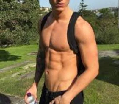 Barbat tanar si politicos