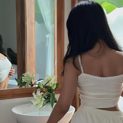 Doar mesaje pe whatsapp Suntem 2 fete la locație