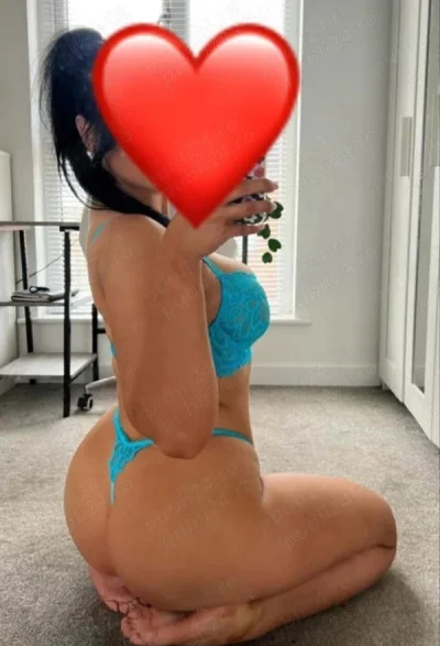 Bruneta cu forme nou in orasu tau