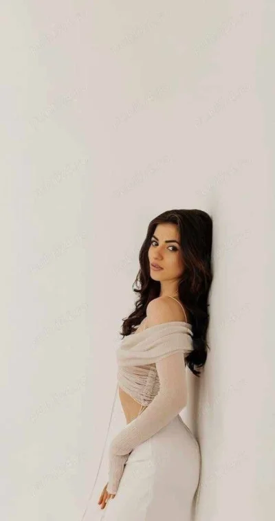 Tanara superba 19 anisori pentru prima data in oras