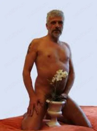 Dezbrăcat fac treburile casei tale