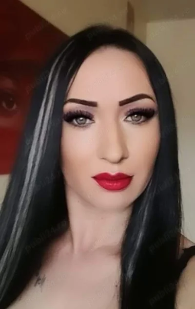 Bruneta siliconata fac si deplasari