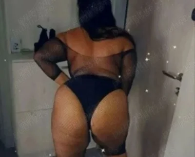 Bruneta plinuță sexy zona uta