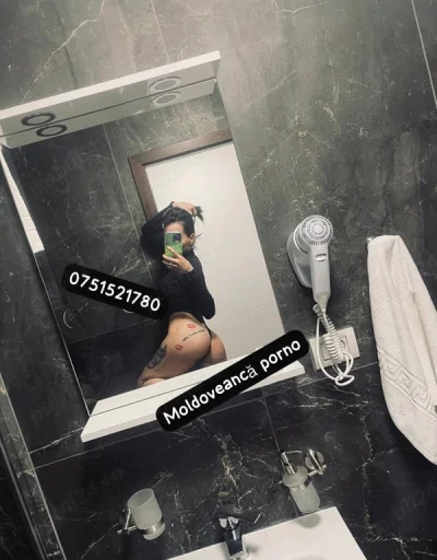 Brunetă skiny la mine sau la tine piers peste tot