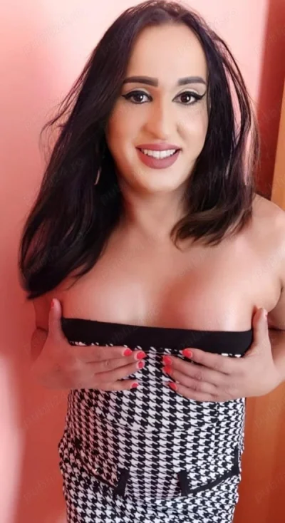 Bună sunt Cristina transexuală reală siliconată mărimea 5