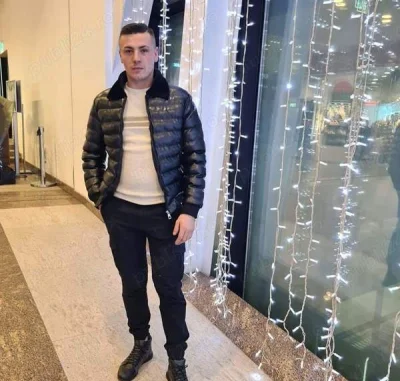 Tanar 25 ani foarte potent financiar caut o studenta 18-20 ani .