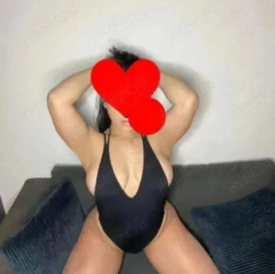 Bruneta cu forme la tine în oraș