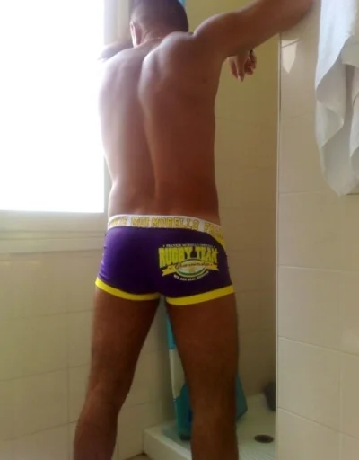 Varsatil brunet atletic dotat 40 ani