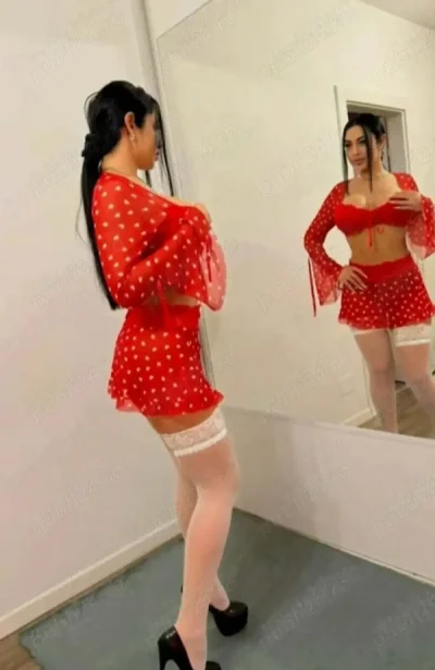 Bruneta draguta, cu forme frumoase