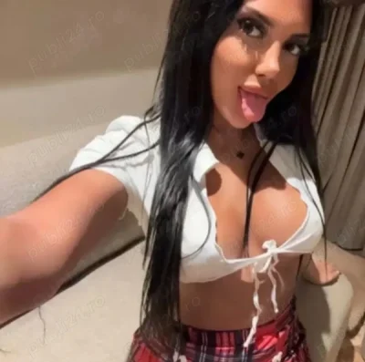 Bruneta noua te aștept la mine