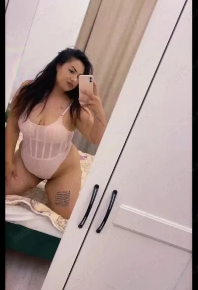 Simpatică cu forme frumoase