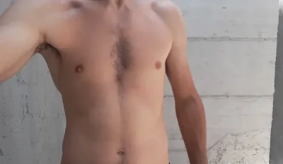 Tânăr activ disponibil pentru Pasiv generos