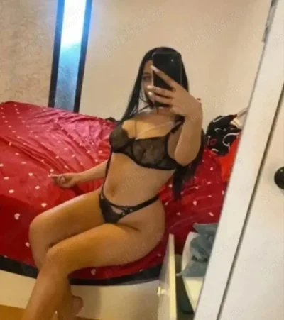 Vino si încearcă piersing în limba și zona intima