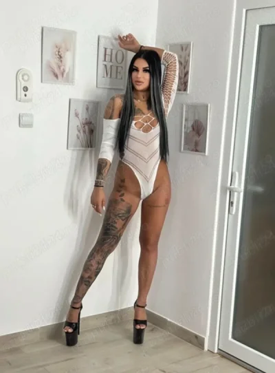 Buna sunt Roxy , am si colega show