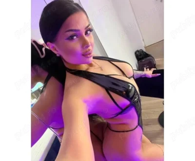 Buna Ema bruneta senzuala cu sani si fund mare