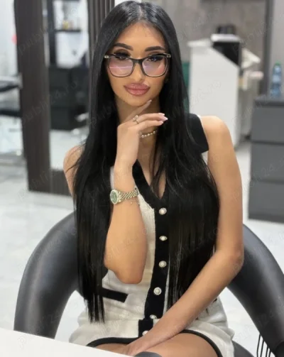 Singura in locatie , caut colega !