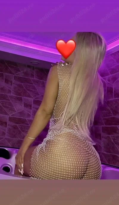 Rebeca Iulius Mall Party Girl