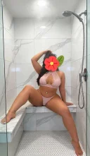 Brunetă voluntată cu forme - imagine 1