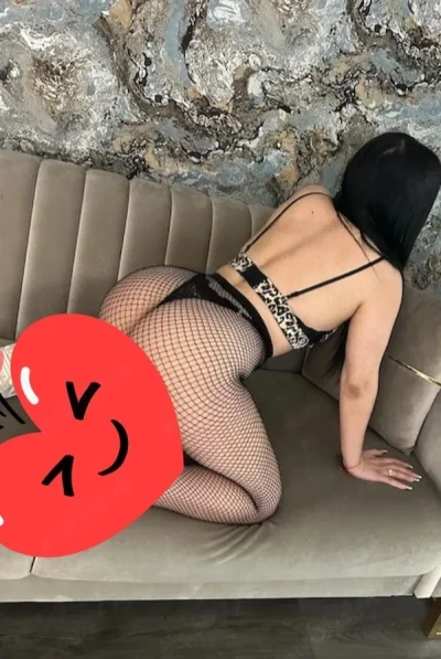 Bruneta dulce te seduce fac si party doar deplasari