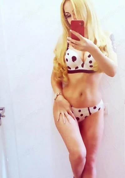 Matura Blonda Nouă în oraș ! La Mine sau La HOTEL