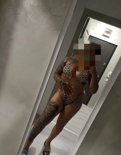 Blonda cu tatuaje 100% poze reale fac deplasare doar in gura Humorului