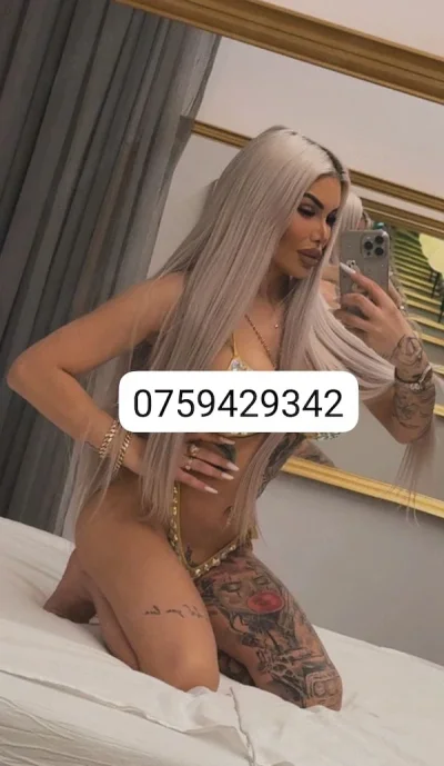 Buna, sunt transexuala si te aștept pe WhatsApp