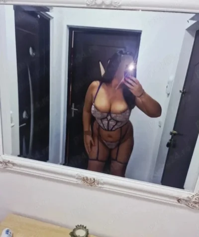 Brunetă pasională ma găsiți în pascani