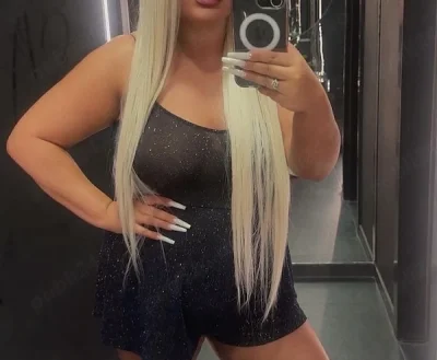 BLONDA cu sâni mari !