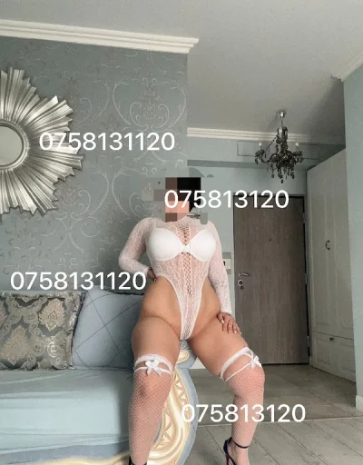 Tânără cu forme naturale