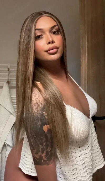 Annais Baby Transsexuală Cu Forme